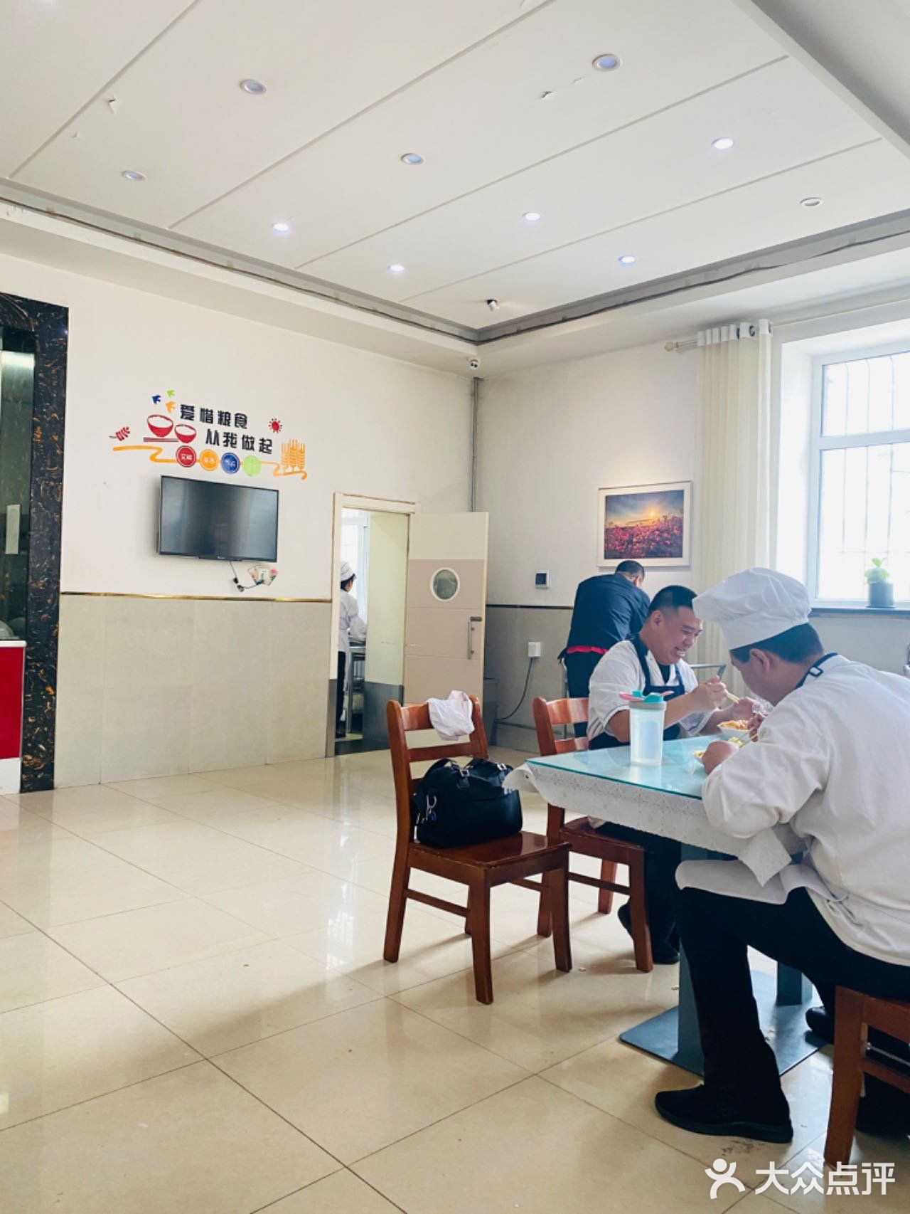 晒一下我们单位食堂的工作餐