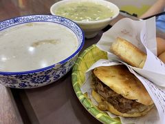 芝麻烧饼-穆得·老周家牛肉烧饼(普利街店)