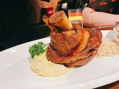 德式烤猪肘-1886德国汽车餐厅(外滩十六铺码头店)