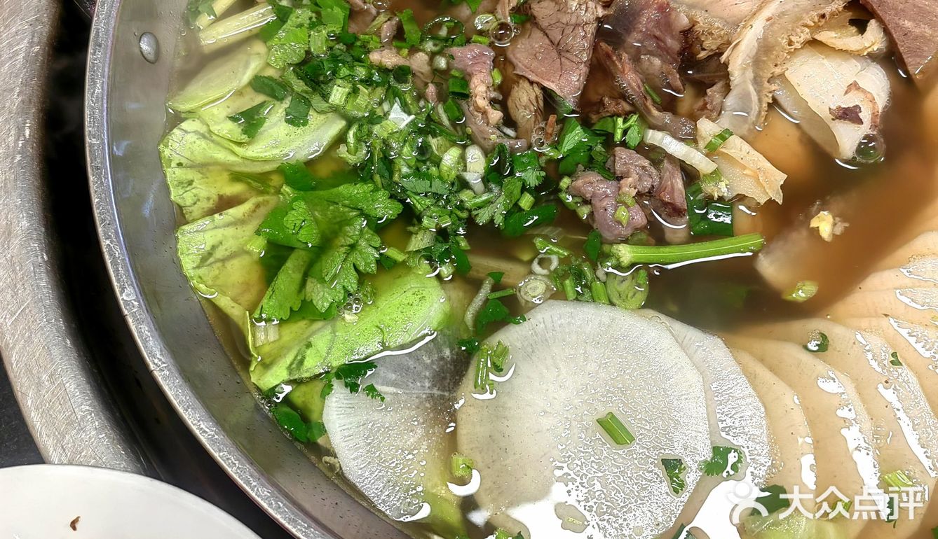 在翘脚牛肉汤锅店里吃到好吃的甜皮鸭