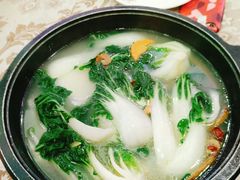 咸烧羊骨煲淋奶白菜-新兴家喻酒家·羊城名宴(昌岗店)