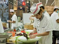 刺身房师傅工作中-金瑞轩大酒楼·顺德鱼生·粤菜海鲜(东江国际店)