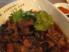 香菇烧牛腩-临界音乐酒馆·小龙虾·江湖菜(华熙LIVE·鱼洞店)