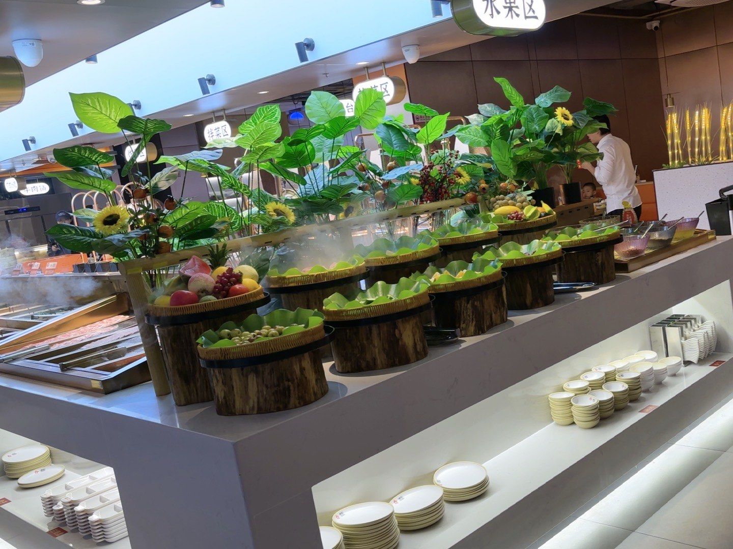 许多自助火锅店提供了宽敞明亮的就餐环境