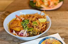 Khao Soi Curry Chicken Leg Noodles