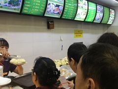 排队买主食拿汤票-白魁老号饭庄(交道口店)