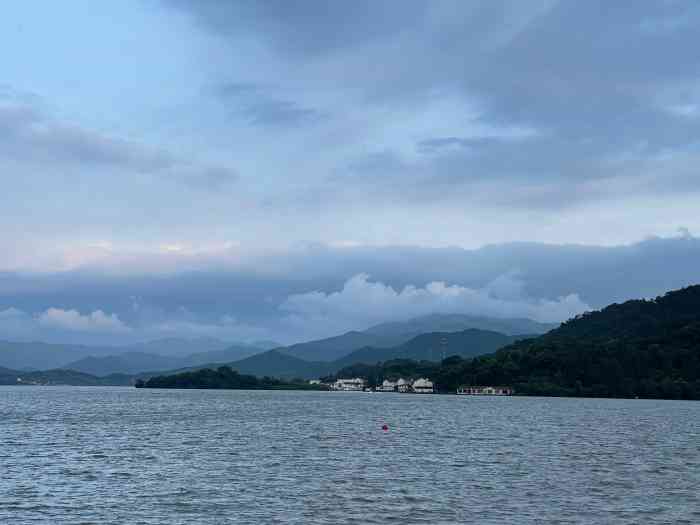 向阳渔港(东钱湖店)-"东钱湖位于宁波东南角,开车有鄞县大道不是.