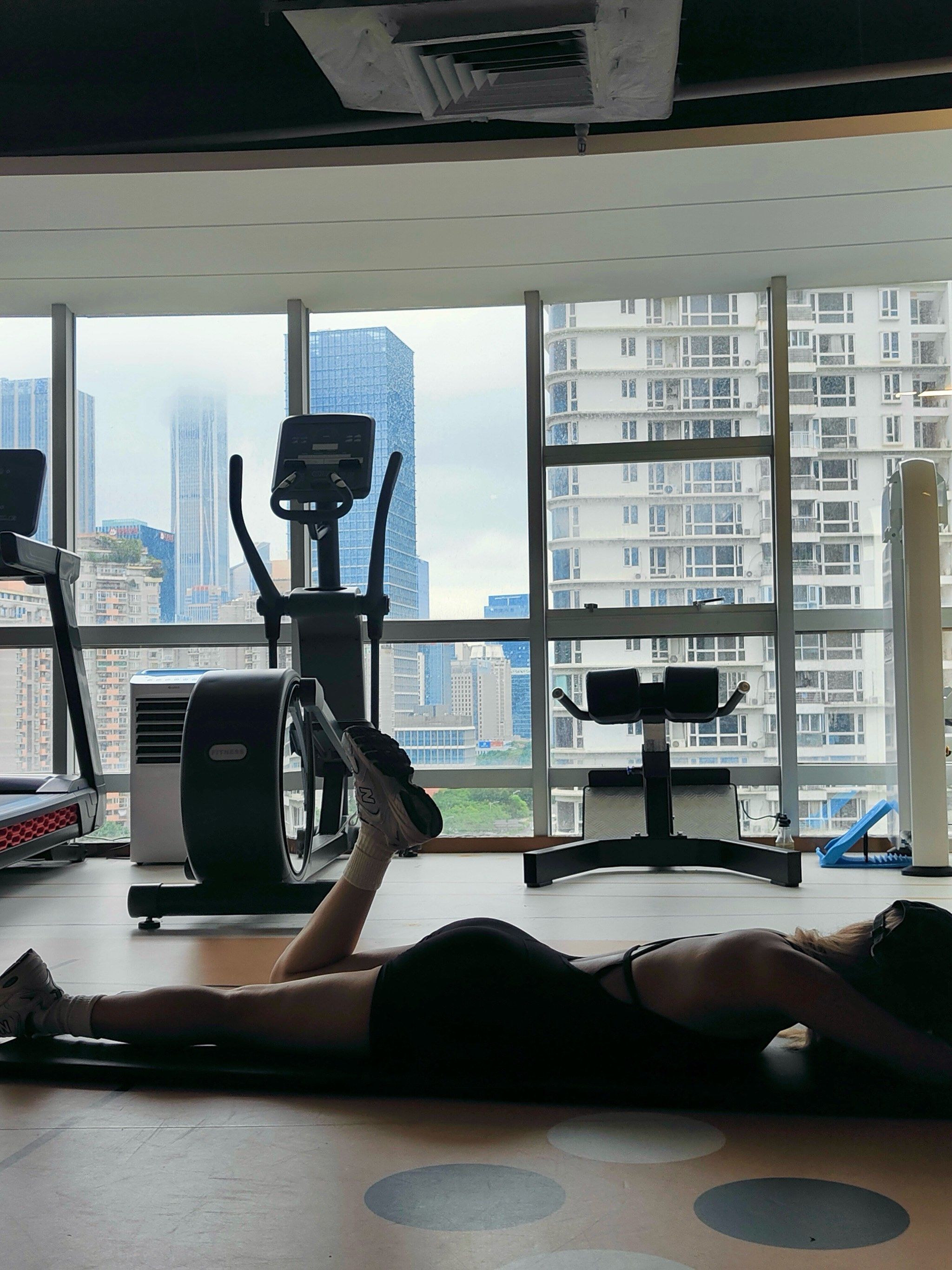 我的臀部翘的可以顶起一瓶汽水