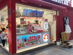 -蜜雪冰城(万达广场外B号门门口外集装箱店)