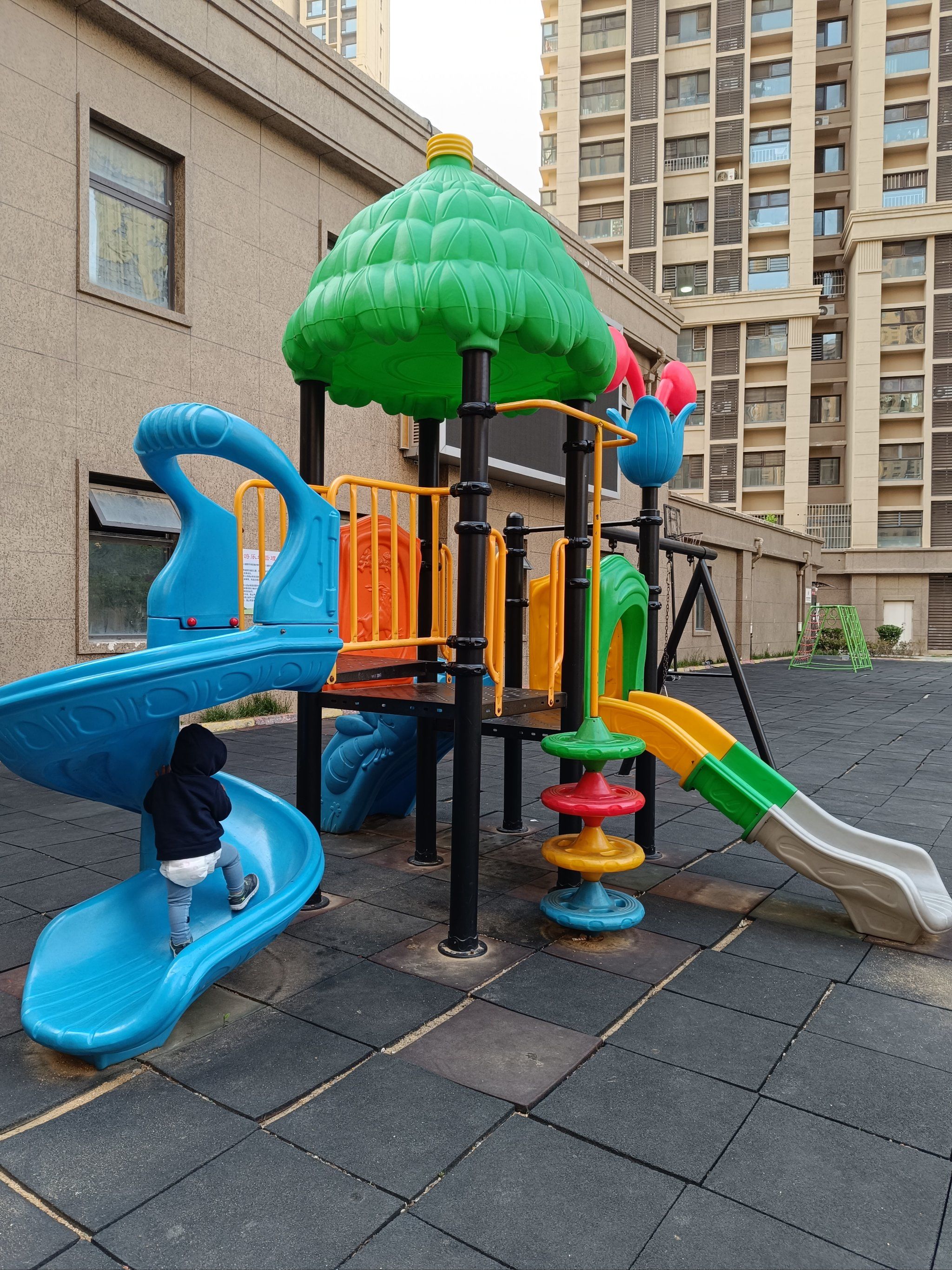 超爱滑梯的小朋友