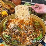 炸过的撒上黑芝麻碎和白芝麻