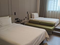 -西安大雁塔科技大学地铁站亚朵酒店