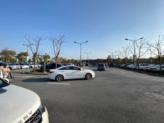 -奕欧来上海购物村停车场