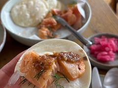 烟熏三文鱼配烤饺子皮和芥末籽酱-BOR Eatery(安福路店)