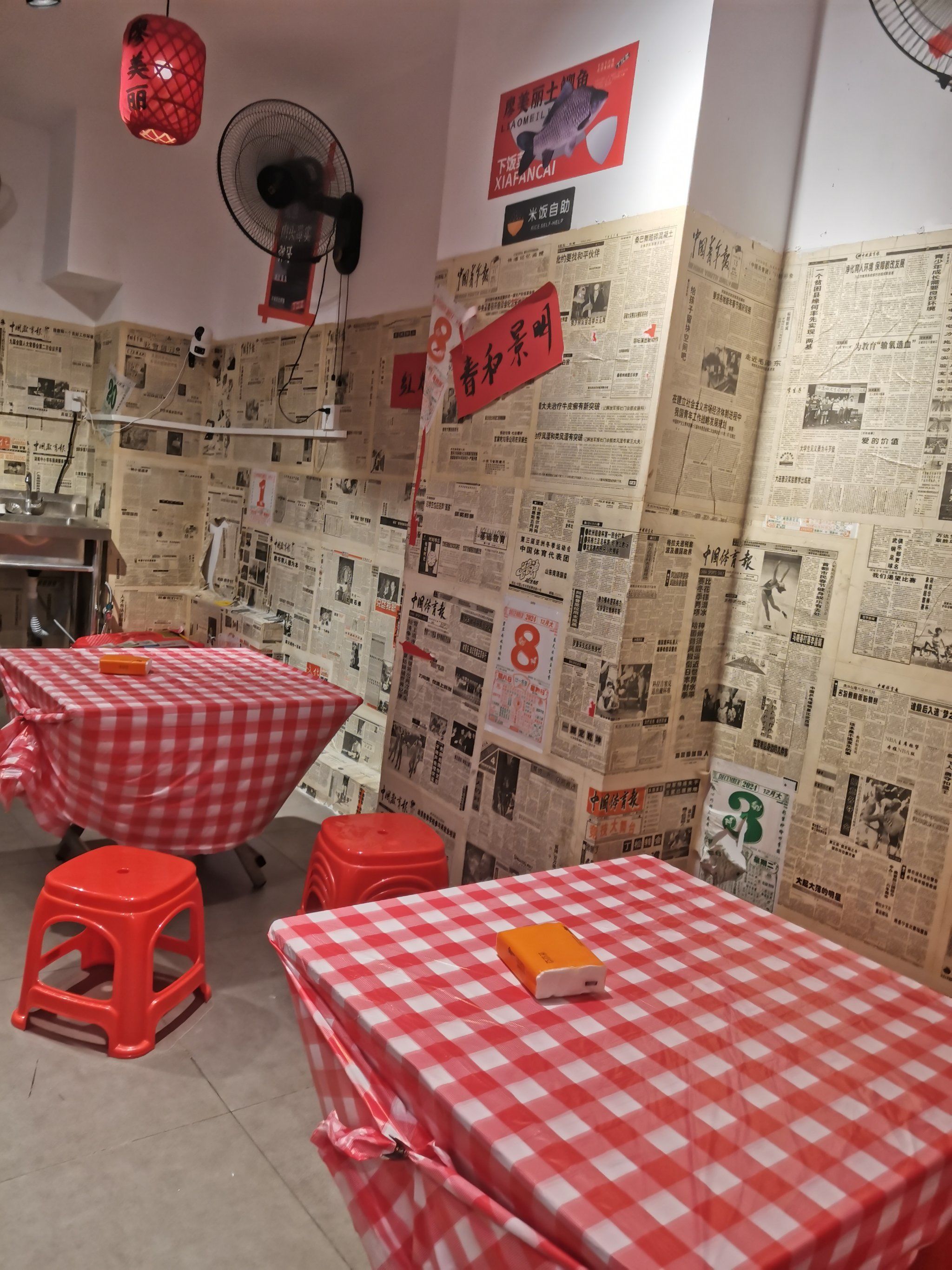 人气很旺,可以在门口吃,也可以在二楼吃,非常的爽,装修的风格很别致