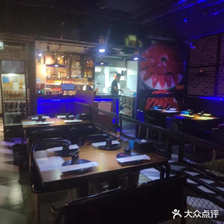 靠近南昌路，室外环境可谓安静优雅。餐厅内部空间也很大