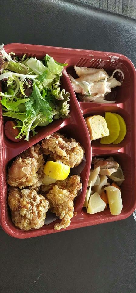 公司定的这家的便当,配菜挺多,分量也挺大的,挺不错.