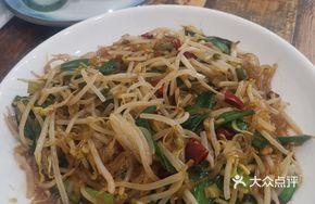 Leek and Bean Sprout Noodle Stir-fry