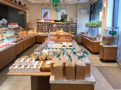 面包甜点陈列柜-阿可米朵动物奶油生日蛋糕(东特店)