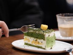 芒果抹茶奶油奶酥蛋糕-black rainbow coffee