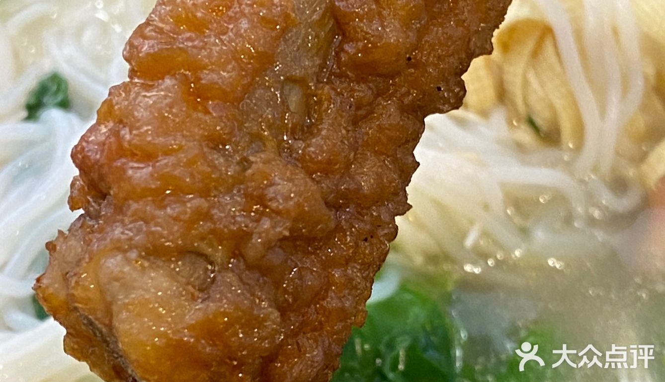 挺好找店里有7~8张桌子，干干净净的