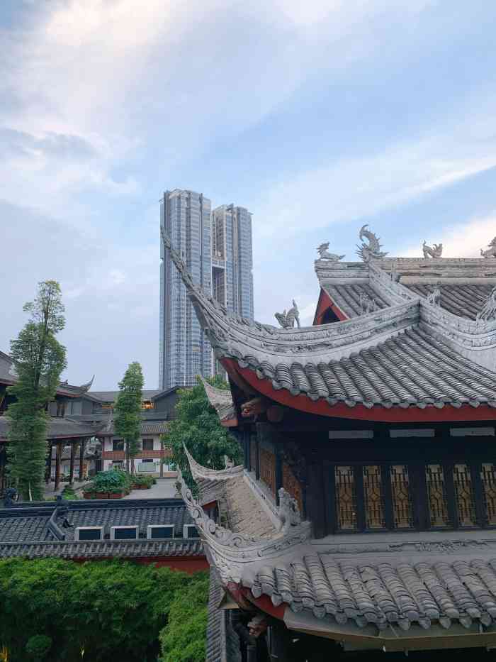 打分 门外是最火热的街拍圣地太古里,曾经的广东会馆,如今成了多功能