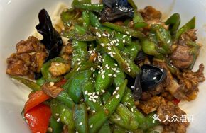 Spicy Stir-Fried Chicken with Dry-Hand-Pulled Noodles