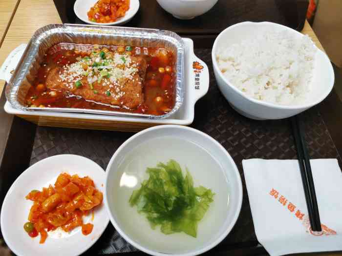倔强的小鱼无骨烤鱼捞饭-"位置:一号线沙坪坝站2号出口一个美食城里.