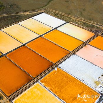 六月起便进入了草原旅游旺季,悠扬的马头琴,望不到边的