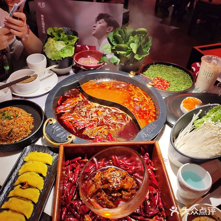 终于吃到火社了!红红火火吃火锅~