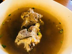 清汤排骨-蝶豆花蓝面条