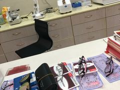 -西南眼镜·蔡司·依视路战略合作店(南街店)