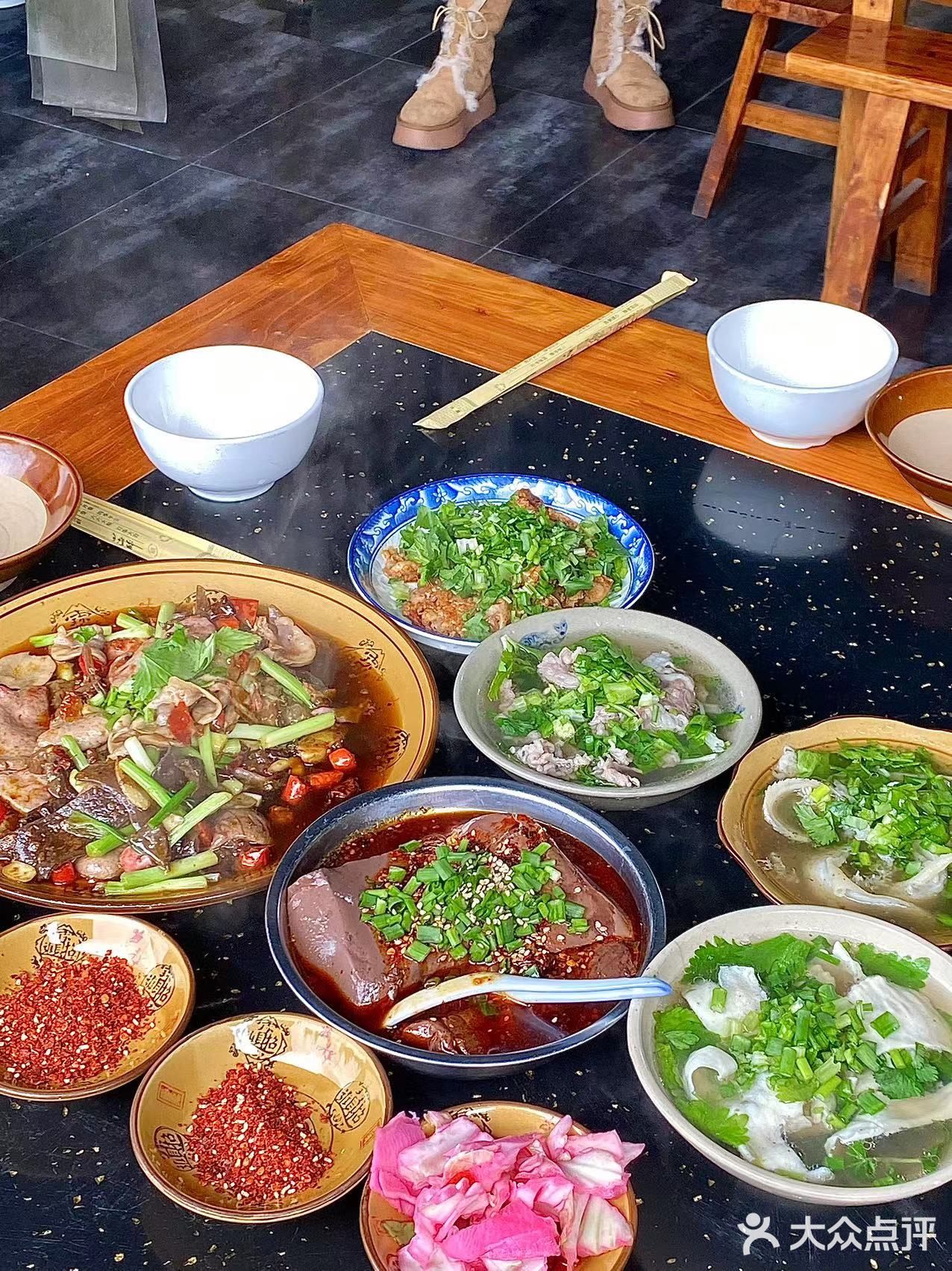 这家店附近中午来吃的本地人真的好多！！