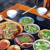 这家店附近中午来吃的本地人真的好多！！