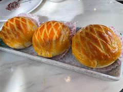 酥皮水牛奶菠萝包-陶陶居酒家(新天地店)