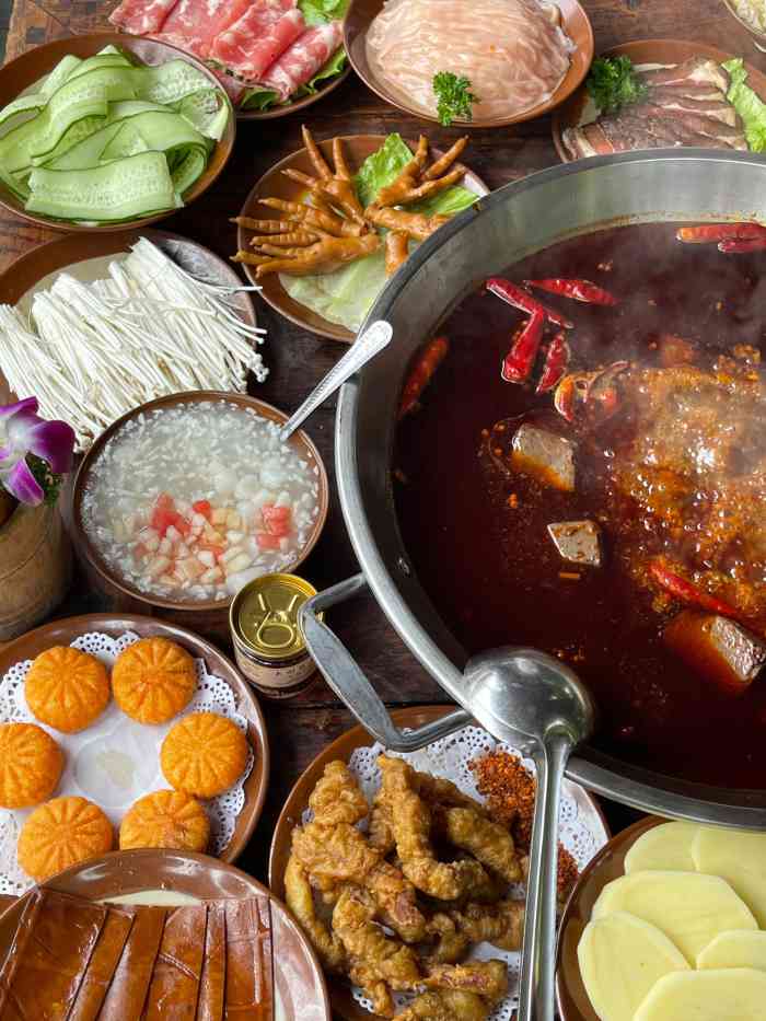 大彤集老火锅-"[薄荷]环境:外面大堂适合春秋两季 不.