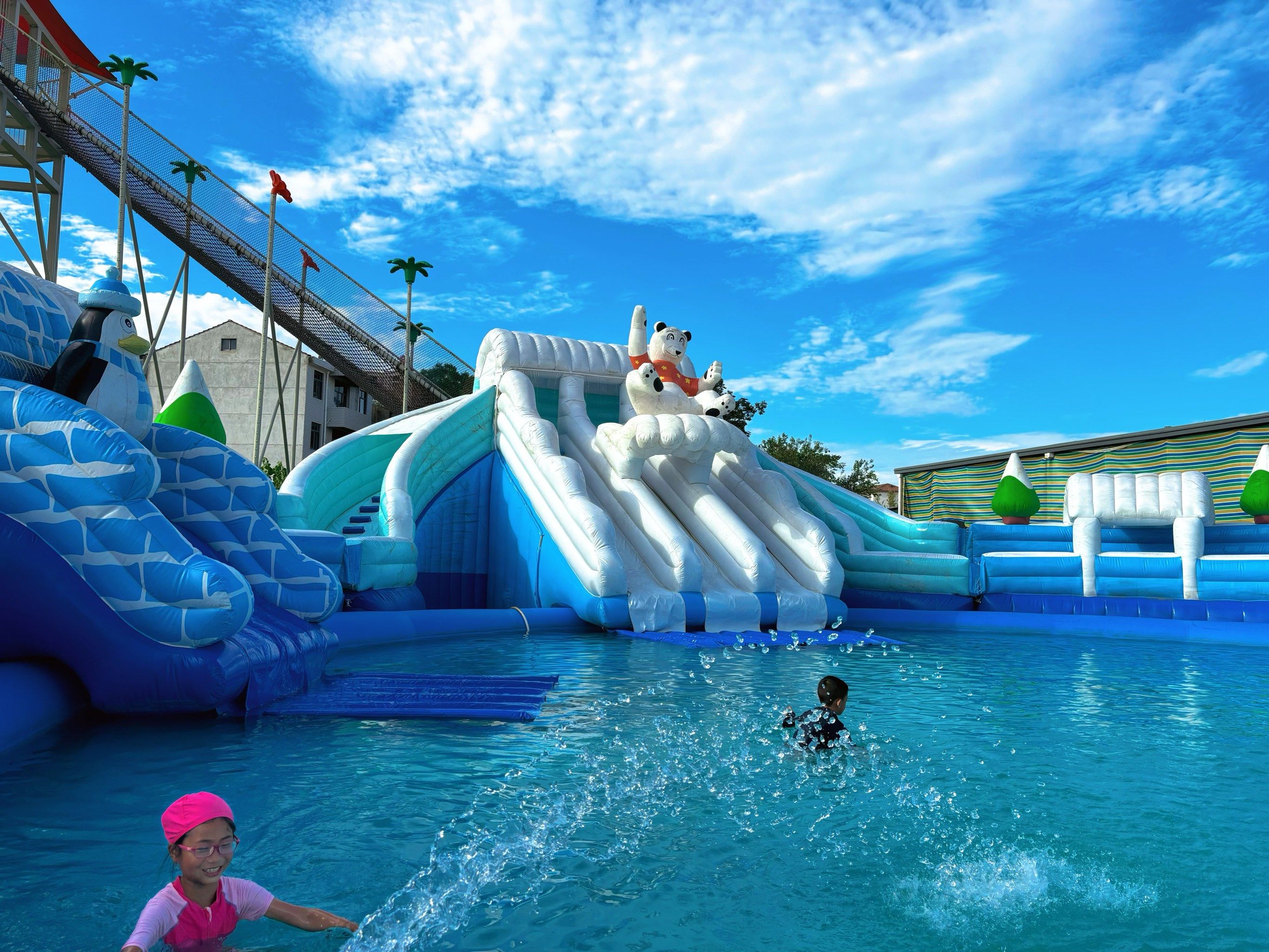 点评夏日有凉方水上乐园是一种以水为主题的娱乐场所,通常设有各种各