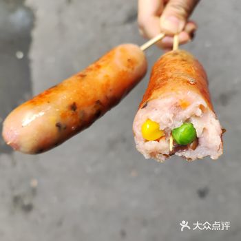 小区外的临时小摊位 是两个住在附近小区的业主在经营