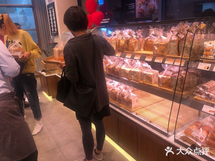 巴黎贝甜(泗泾店)面包甜点陈列柜图片