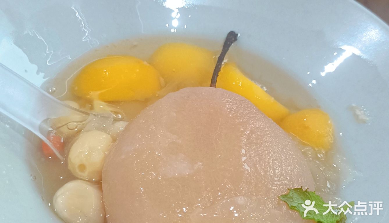 谁家甜汤里放了一整颗雪梨呀[憨笑]