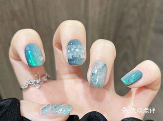 吊着一口仙气的蕾丝美甲~中指的裙摆是用纸巾门做的