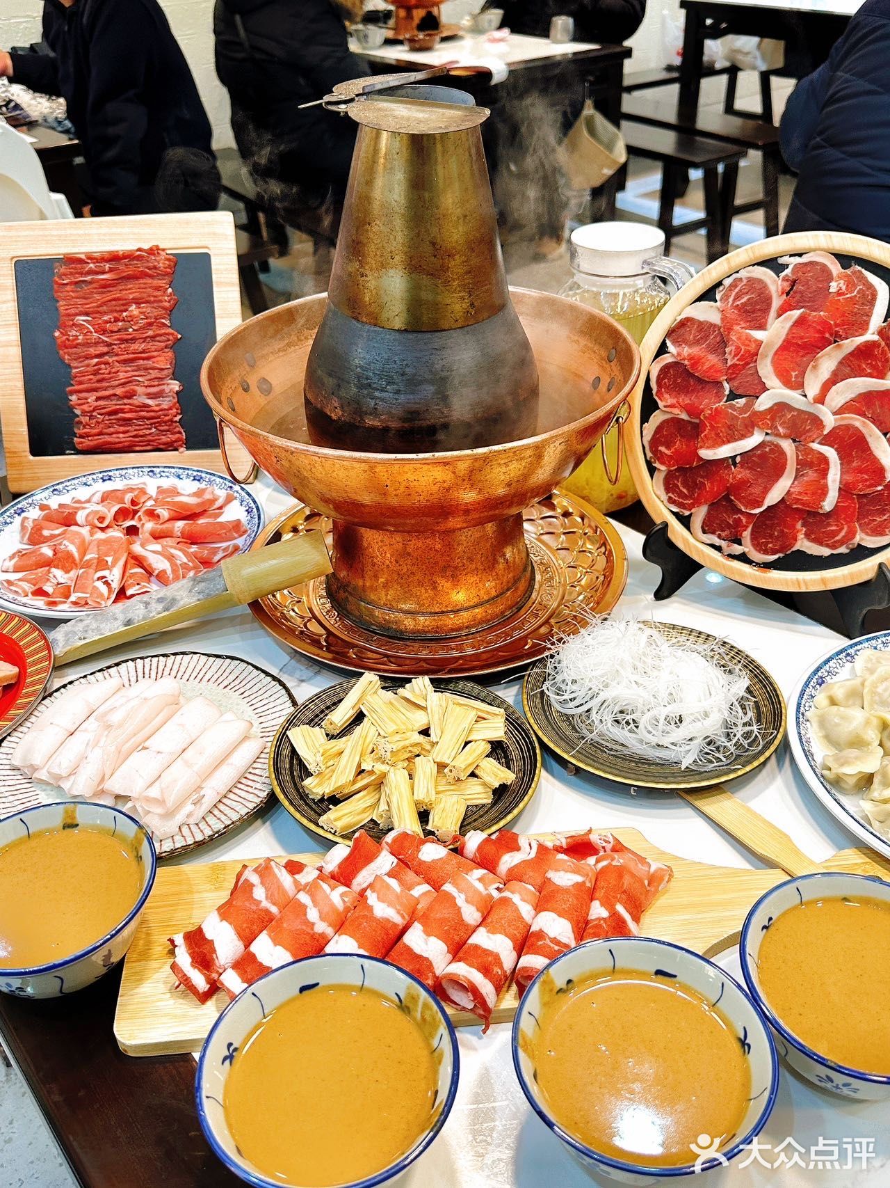 在武汉，可以品尝到正宗的老北京涮肉