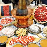 在武汉，可以品尝到正宗的老北京涮肉