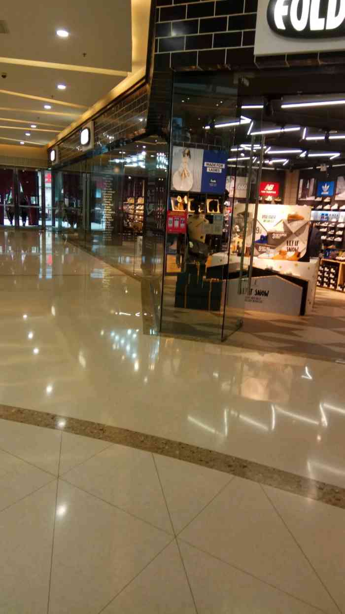 folder(万达广场店)-"这是一家鞋店,是在万达广场一楼新开的,位.