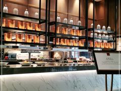 面包甜点陈列柜-康莱德酒店·美庭自助餐厅