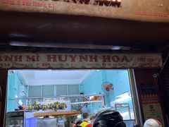 -Bánh Mì Huynh Hoa