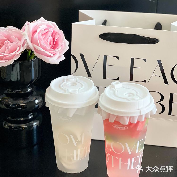 夏天当然要喝一杯BONJOUR的椰子水呀🥥