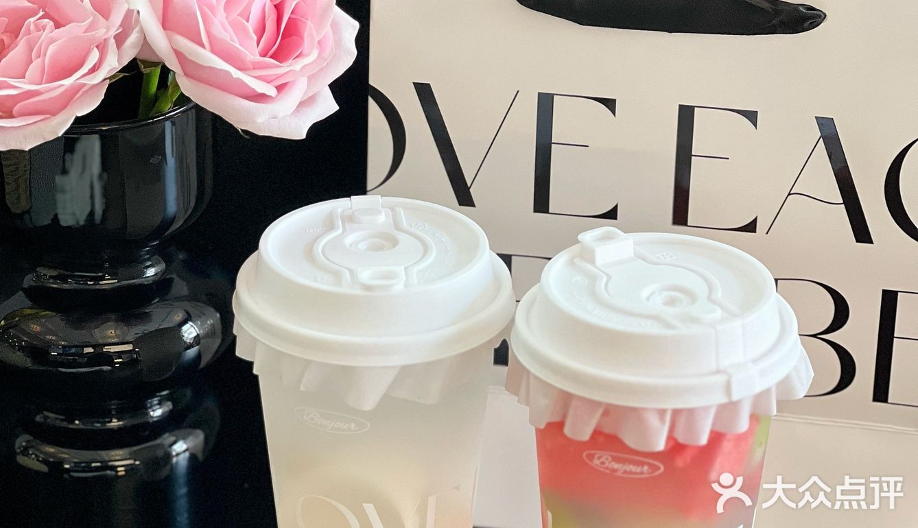 夏天当然要喝一杯BONJOUR的椰子水呀🥥