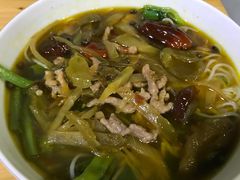 酸菜肉丝米线-越洋肖氏老米线(杨家坪店)