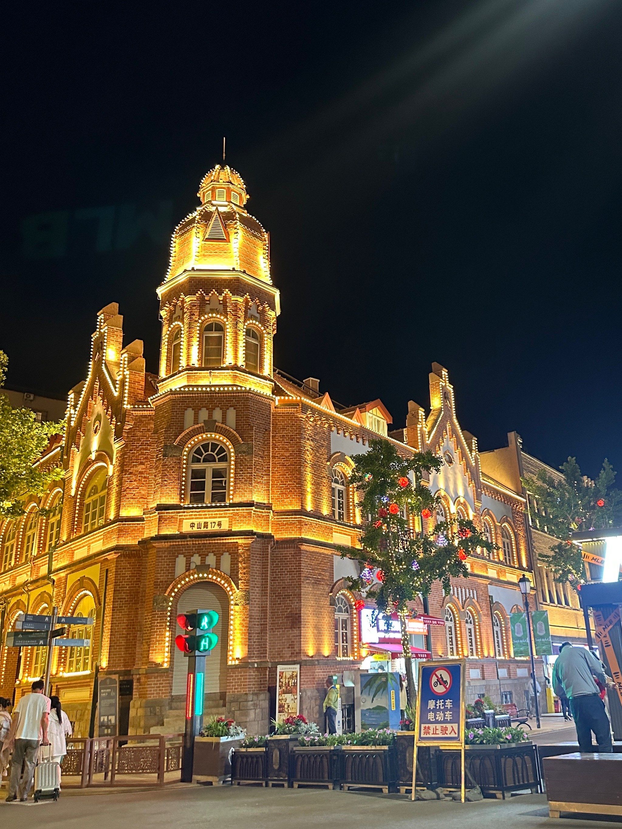 灯光,马路,美食真的好惬意
中山路的街景马路随手一拍都氛围感满满!